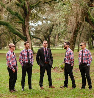 шотландская клетка в декоре свадьбы, друзья жениха в клетчатых рубашках