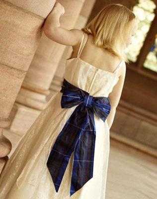 шотландская клетка в декоре свадьбы, платье цветочной девочки