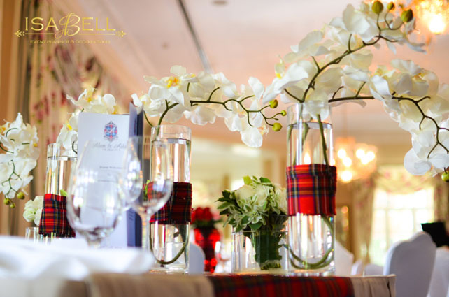 шотландская клетка в декоре свадьбы, вазы для цветов