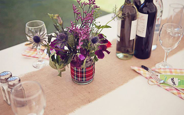 шотландская клетка в декоре свадьбы, вазы для цветов