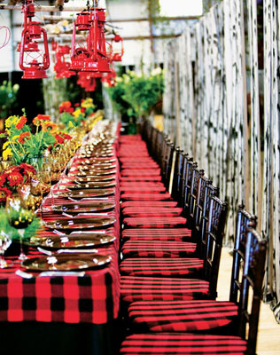 шотландская клетка в декоре свадьбы, клетчатые скатерти и чехлы на стулья