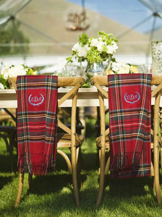 шотландская клетка в декоре свадьбы, декор стульев