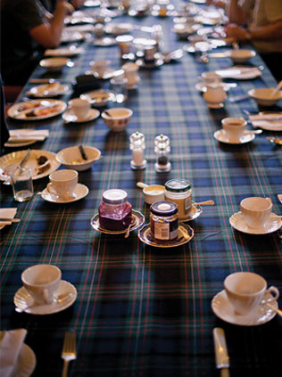 шотландская клетка в декоре свадьбы, клетчатые скатерти