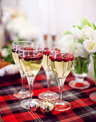 шотландская клетка в декоре свадьбы, клетчатые скатерти