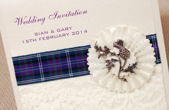 шотландская клетка в декоре свадьбы, приглашения