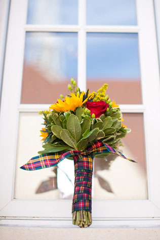 шотландская клетка в декоре букета невесты