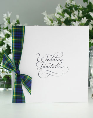 шотландская клетка в декоре свадебных приглашений