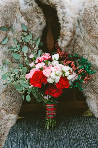 шотландская клетка в декоре букета невесты