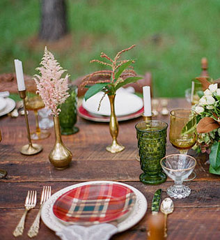 шотландская клетка в декоре свадьбы, клетчатые тарелки