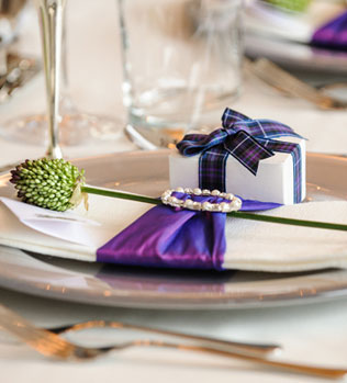 шотландская клетка в декоре свадьбы, бонбоньерки