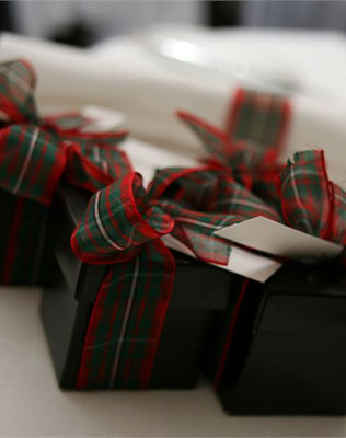 шотландская клетка в декоре свадьбы, бонбоньерки