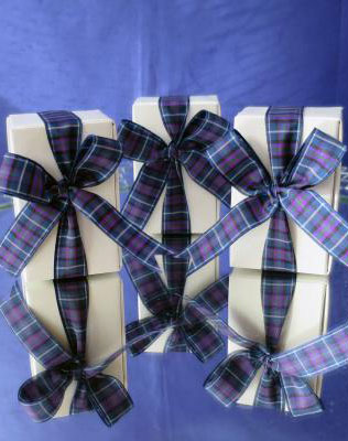 шотландская клетка в декоре свадьбы, бонбоньерки