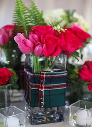 шотландская клетка в декоре свадьбы, вазы для цветов
