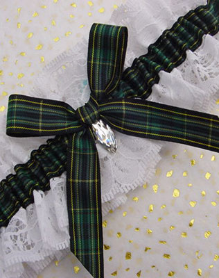 шотландская клетка в декоре подвязки невесты