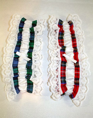 шотландская клетка в декоре подвязки невесты