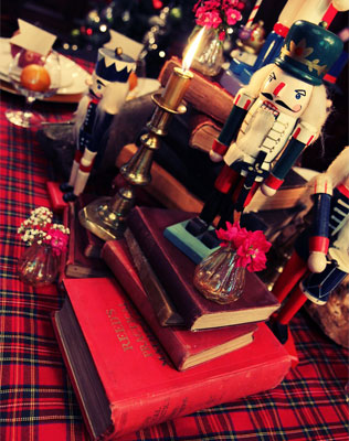 шотландская клетка в декоре свадьбы, клетчатая скатерть