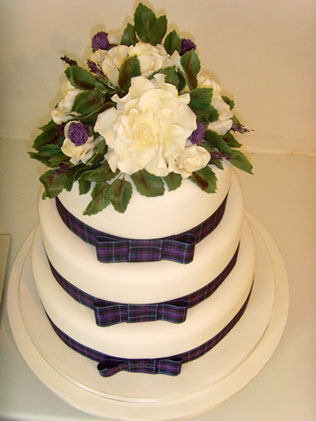 шотландская клетка в декоре свадебного торта