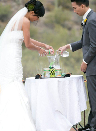 символическая свадебная церемония - ритуал исполнения желаний, золотые рыбки, Первыми помощниками в исполнении желаний считаются золотые рыбки. Загадайте желания и выпустите пару рыбок в красивый декоративный аквариум после свадебной церемонии, а потом заберите их к себе в дом. По легенде золотые рыбки приносят хозяевам достаток, благополучие и гармонию в семейной жизни.