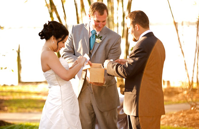  символическая свадебная церемония - письмо в будущее, Эта церемония схожа с детской игрой: жених и невеста пишут о том, какими они видят себя и свою семью, спустя годы. Это может быть любой временной отрезок: 3 года, 5 лет или 10… Молодожёны сами решают, через сколько лет они хотят прочитать о своих ожиданиях и проверить, всё ли исполнилось. Письмо (их может быть два – от жениха и невесты или одно общее) пара прячет в шкатулку и запирает её на ключ либо закапывает в секретном месте. 