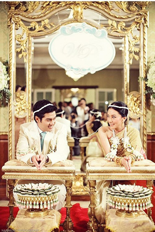 символическая свадебная церемония - водная церемония, Этот ритуал зародился в Таиланде, где считают, что вода понимает человеческую речь, обладает памятью и может исполнять желания. Во время свадебной церемонии жених и невеста шепчут друг другу на ушко самые сокровенные желания, после чего складывают руки лодочкой и омывают их чистой водой. Вытирать руки положено специальным полотенцем, которое становится семейным и отправляется вместе с влюблёнными в их новый дом.