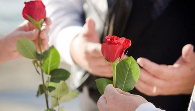 символическая свадебная церемония - церемония роз, Выбрав для своей свадьбы церемонию роз, супруги обмениваются цветами в качестве первого подарка любимому мужу/жене. После при желании можно передать розу маме своей второй половинки в знак благодарности за появление на свет любимого человека. А можно посадить эти розы в своём саду или даже забальзамировать их по специальной технологии и оставить дома на долгие годы. 