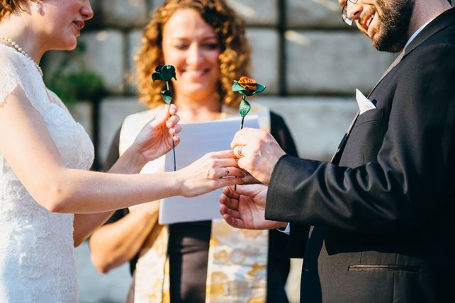 символическая свадебная церемония - мозаика, Эта церемония появилась относительно недавно. Влюблённые собирают пазл, состоящий из нескольких кусочков, на которых можно написать свои имена и дату свадьбы. В процессе могут участвовать не только жених и невеста, но и родители, близкие родственники или вообще все гости. Если пазл рассчитан на всех гостей, то каждый из них может оставить на своём кусочке пожелание для молодой семьи.