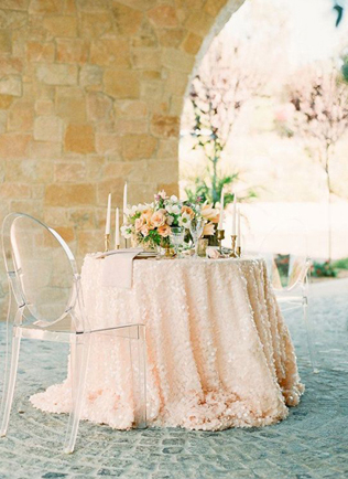 Стильные детали: текстурированные скатерти для свадьбы 