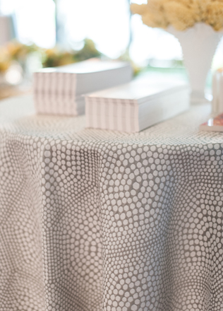 Стильные детали: текстурированные скатерти для свадьбы 