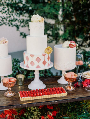 Сладкое трио: вдохновляющие примеры свадебных тортов 