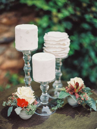 Сладкое трио: вдохновляющие примеры свадебных тортов 