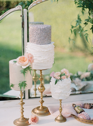 Сладкое трио: вдохновляющие примеры свадебных тортов 