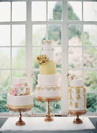 Сладкое трио: вдохновляющие примеры свадебных тортов 