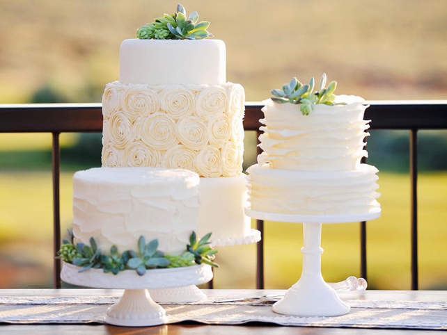 Сладкое трио: вдохновляющие примеры свадебных тортов 