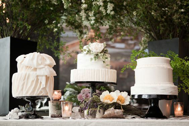Сладкое трио: вдохновляющие примеры свадебных тортов 