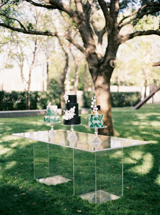 Сладкое трио: вдохновляющие примеры свадебных тортов 