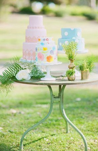 Сладкое трио: вдохновляющие примеры свадебных тортов 