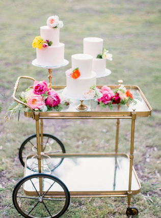 Сладкое трио: вдохновляющие примеры свадебных тортов 