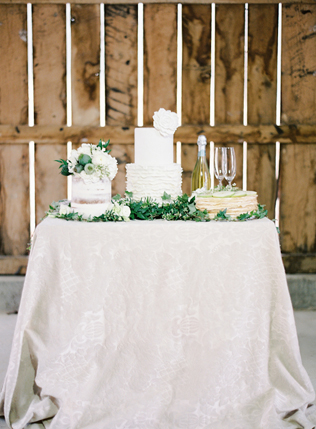 Сладкое трио: вдохновляющие примеры свадебных тортов 