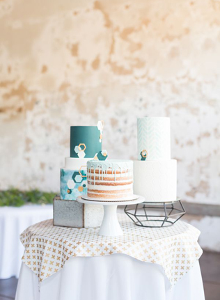 Сладкое трио: вдохновляющие примеры свадебных тортов 