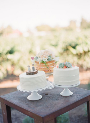 Сладкое трио: вдохновляющие примеры свадебных тортов 