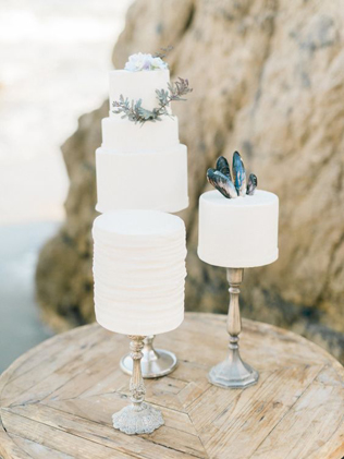 Сладкое трио: вдохновляющие примеры свадебных тортов 