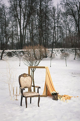 зимняя свадебная фотосессия, декор, кресло, багет