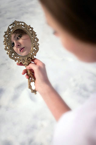 зимняя свадебная фотосессия, невеста в зеркале