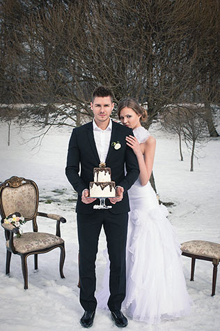 зимняя свадебная фотосессия, жених и невеста, свадебный торт