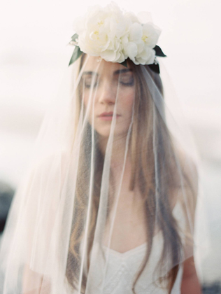 Цветочное вдохновение: сочетаем фату и венок невесты 