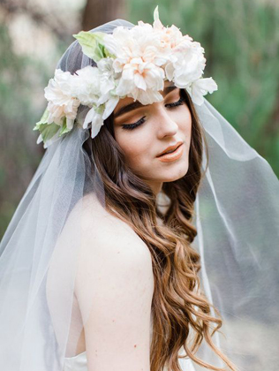 Цветочное вдохновение: сочетаем фату и венок невесты 