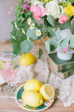 Солнечная весенняя свадебная фотосессия в стиле рустик, флористика