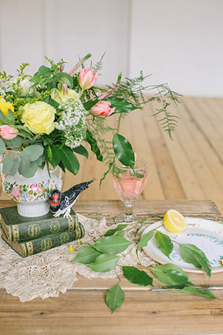 Солнечная весенняя свадебная фотосессия в стиле рустик, флористика