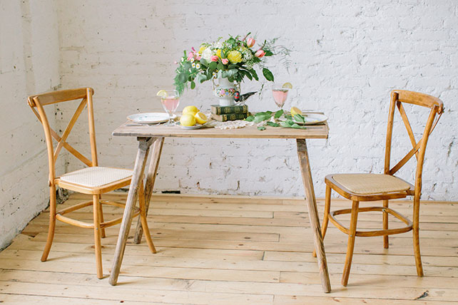 Солнечная весенняя свадебная фотосессия в стиле рустик, сервировка стола