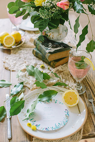 Солнечная весенняя свадебная фотосессия в стиле рустик, детали декора стола
